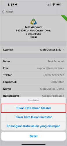 Tetingkap pop-up pilihan kata laluan Apl MT5 iOS, menunjukkan langkah memilih 'Tukar Kata laluan Master' untuk menukar kata laluan dagangan MT5.