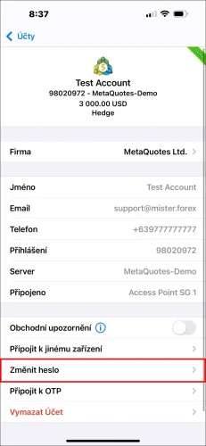 Snímek obrazovky stránky s podrobnostmi o účtu v MT5 pro iOS, který ukazuje klepnutí na možnost 'Změnit heslo' pro přípravu nového hesla.