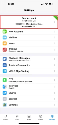 Captură de ecran a paginii Settings a aplicației MT5 pentru iOS, arătând o atingere pe blocul superior de informații al contului (care conține numărul contului și numele brokerului) pentru a intra în lista de conturi.