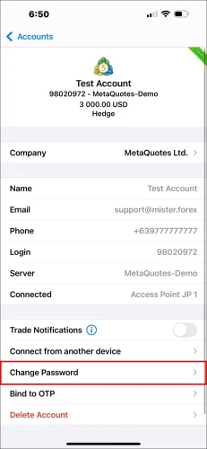 Captură de ecran a paginii de detalii a contului MT5 pentru iOS, arătând o atingere pe opțiunea 'Change Password' pentru a pregăti o parolă nouă.