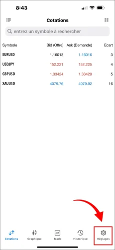 Capture d'écran du tutoriel de l'application MT5 pour iOS, montrant comment appuyer sur l'icône 'Réglages' dans la barre de navigation en bas à droite pour démarrer le processus de changement de mot de passe.