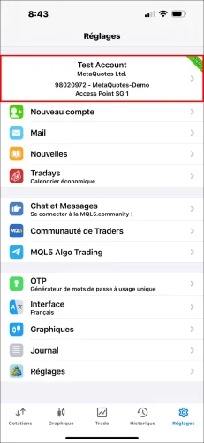 Capture d'écran de la page Réglages de l'application MT5 pour iOS, montrant un appui sur le bloc d'informations du compte supérieur (contenant le numéro de compte et le nom du courtier) pour accéder à la liste des comptes.