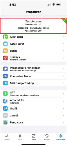 Tangkapan layar halaman Pengaturan Aplikasi MT5 iOS, menunjukkan ketukan pada blok informasi akun teratas (berisi nomor akun dan nama broker) untuk masuk ke daftar akun.