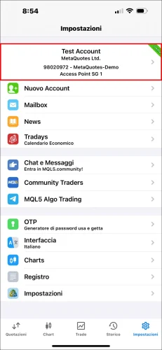 Screenshot della pagina Impostazioni dell'App MT5 per iOS, che mostra un tocco sul blocco informazioni dell'account in alto (contenente numero di account e nome del broker) per accedere all'elenco degli account.