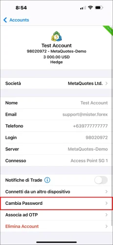 Screenshot della pagina dei dettagli dell'account MT5 per iOS, che mostra un tocco sull'opzione 'Cambia Password' per preparare una nuova password.