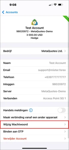 MT5 iOS accountdetails pagina schermafbeelding, die een tik op de 'Wijzig Wachtwoord' optie laat zien om een nieuw wachtwoord voor te bereiden.