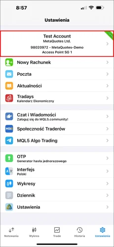 Zrzut ekranu strony Ustawienia aplikacji MT5 na iOS, pokazujący dotknięcie górnego bloku informacji o koncie (zawierającego numer konta i nazwę brokera), aby przejść do listy kont.