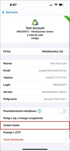 Zrzut ekranu strony szczegółów konta MT5 na iOS, pokazujący dotknięcie opcji 'Zmień Hasło', aby przygotować nowe hasło.