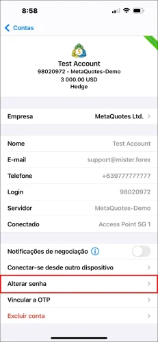 Captura de ecrã da página de detalhes da conta MT5 para iOS, mostrando um toque na opção 'Alterar senha' para preparar uma nova senha.