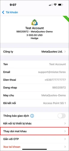 Ảnh chụp màn hình trang chi tiết tài khoản MT5 iOS, hiển thị một cú nhấn vào tùy chọn 'Thay doi mat khau' để chuẩn bị cho mật khẩu mới.